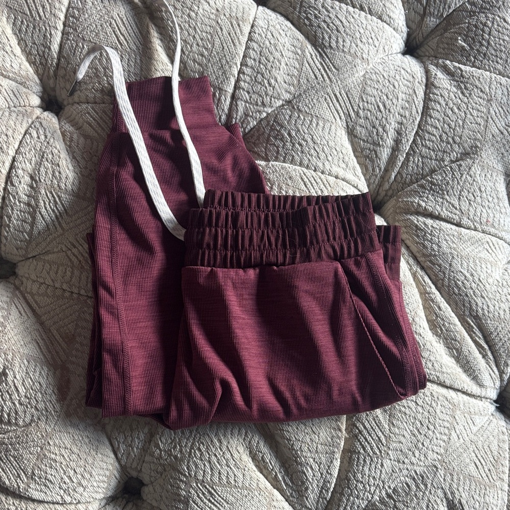 Vuori womens joggers size S Burgundy